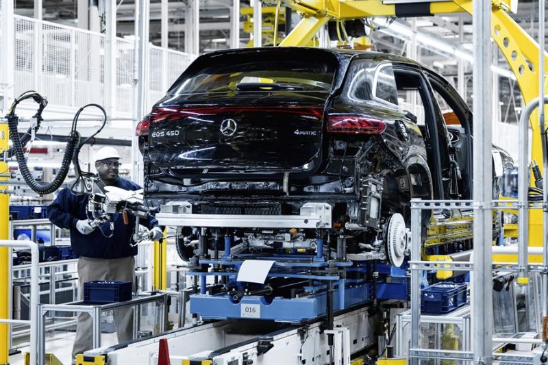 Fotografía divulgada por Mercedes-Benz que muestra la producción de un todocaminos SUV EQS de la marca alemana, en la planta que el fabricante tiene en la localidad de Tuscaloosa en Alabama (EE UU). 01 250822