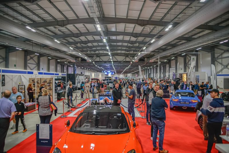 Los fanáticos de los automóviles acuden en masa al British Motor Show