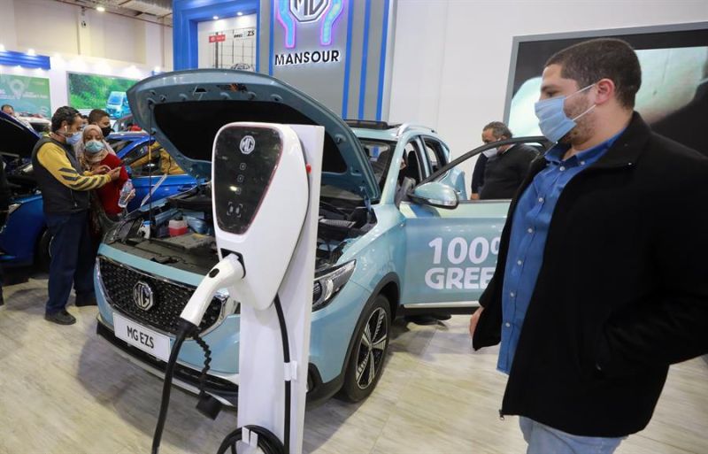 Un visitante observa las características de un coche eléctrico en una feria de automóviles en El Cairo. 