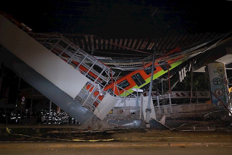  Vista general del derrumbe de unos vagones del metro la noche de ayer en la Ciudad de México