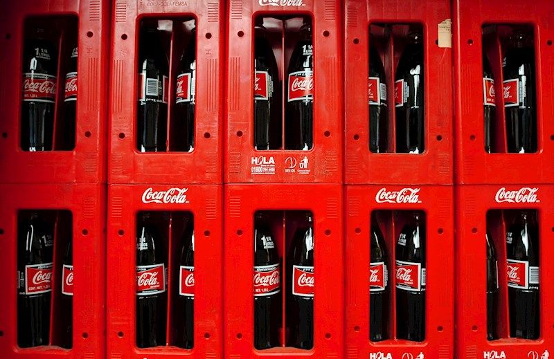 Vista de varias botellas de Coca-Cola. 