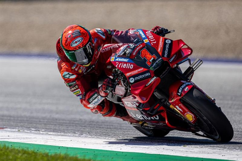 El piloto italiano Francesco Bagnaia (Ducati Lenovo) toma una curva durante la carrera de MotoGP del Gran Premio de Austria de Motociclismo en el circuito Red Bull Ring en Spielberg, Austria. EFE/DOMINIK ANGERER 01 200823