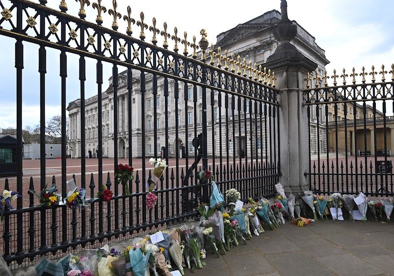 Los tributos florales al príncipe Felipe de Gran Bretaña se colocan fuera del Palacio de Buckingham