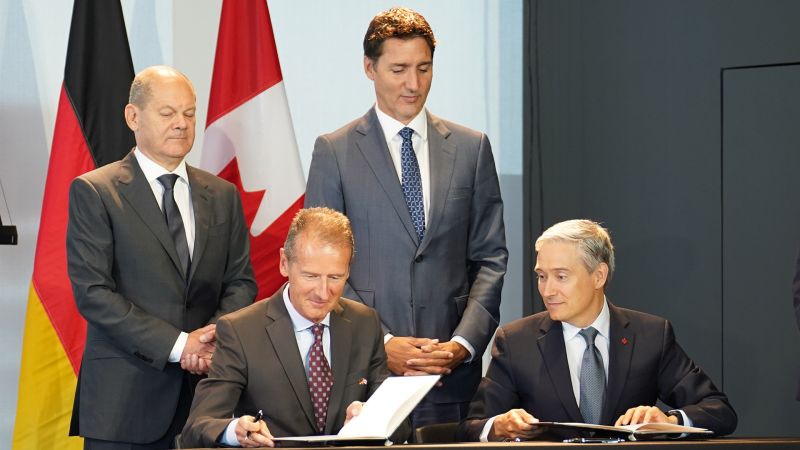 El director ejecutivo de Volkswagen, Diess, y el ministro canadiense, Champagne (en primer plano), el canciller federal alemán, Scholz, y el primer ministro de Canadá, Trudeau. 01 240822