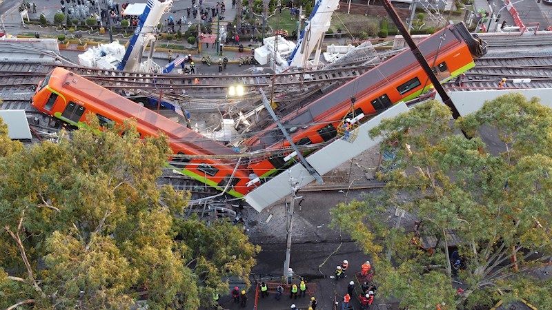 Vista aérea realizada con un drone que muestra el colapso de los vagones del metro en la Ciudad de México (México). EFE/Sáshenka Gutiérrez/Archivo