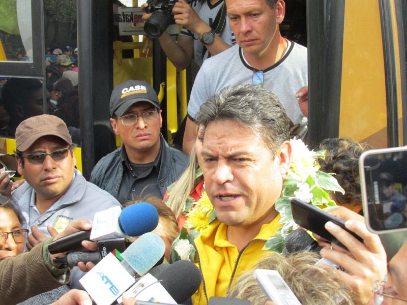 El alcalde de La Paz, Luis Revilla, habla con los medios de comunicación, durante la inauguración de una nueva ruta del autobús Pumakatari del transporte municipal, en La Paz (Bolivia).