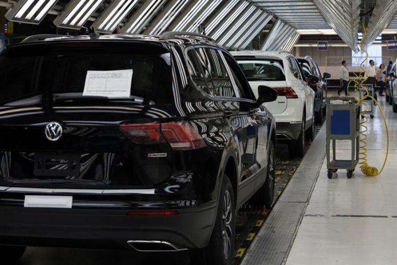 Fotografía de una línea de producción en la planta de ensamblaje de Volkswagen, el 9 de julio de 2021, en el estado de Puebla (México).