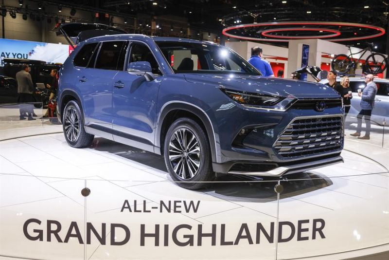 Vista del nuevo todocaminos SUV Grand Highlander de Toyota en el del Salón del Automóvil de Chicago, Illinois (EE.UU.), este 9 de febrero de 2023. 01 090223