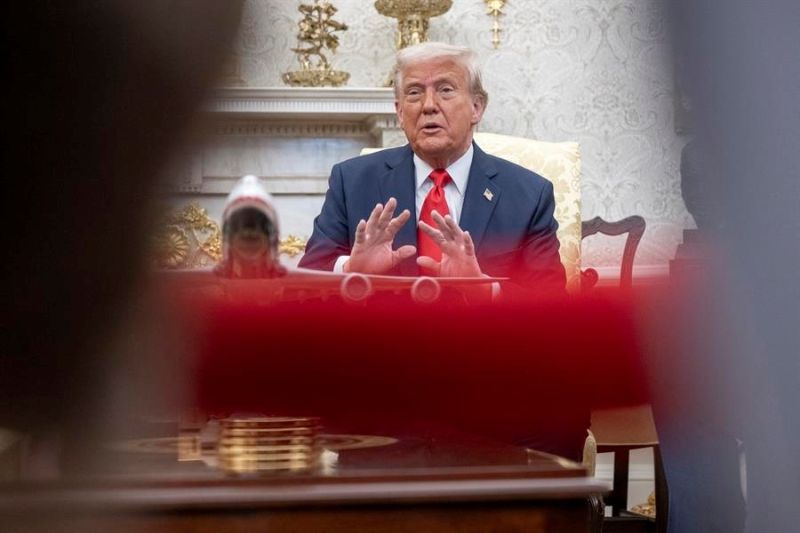 El presidente de Estados Unidos, Donald Trump, durante un encuentro con su homólogo salvadoreño, Nayib Bukele, en la Oficina Oval de la Casa Blanca, en Washington DC (EE.UU.). EFE/Ken Cedeno/Pool 01140425