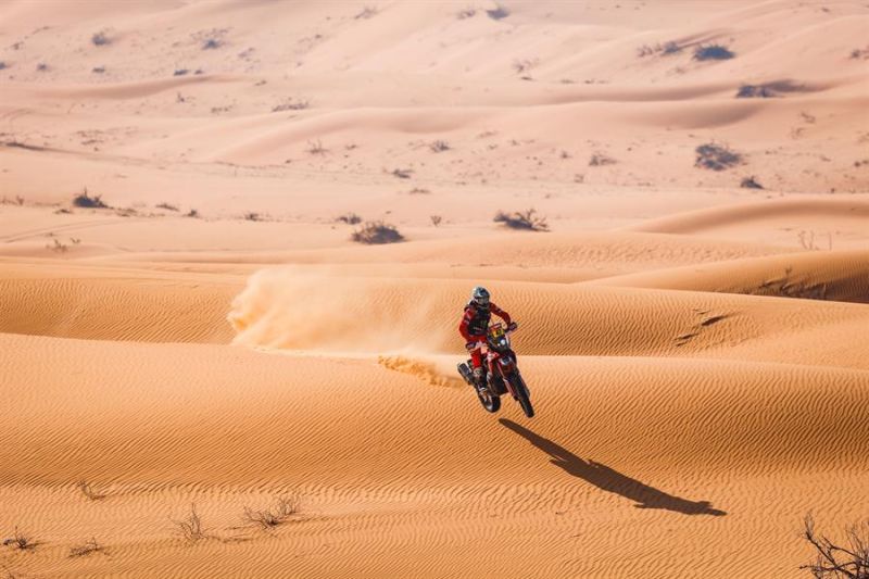 El piloto argentino, Kevin Benavides de Honda, Monster Energy Honda Team 2021, en acción durante la sexta etapa del Dakar 2021 entre Al Qaisumah y Ha'il, en Arabia Saudi. 