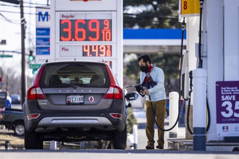 Un hombre tanquea su automóvil con gasolina en EE.UU., en una fotografía de archivo. 