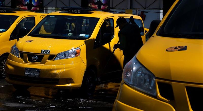Un hombre lava un taxi de la ciudad de Nueva York en Queens, Nueva York (EE.UU.). 01 110123