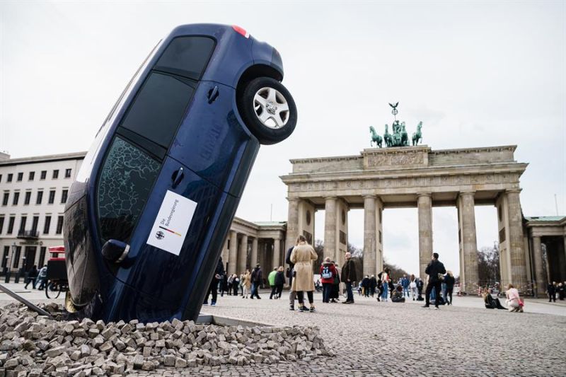 Una instalación de Greenpeace muestra un todocamino que se estrelló contra el suelo ante la Puerta de Brandenburgo, como parte de una protesta contra el bloqueo alemán a una eliminación europea de los motores de combustión, en Berlín. Alemania 01 230323
