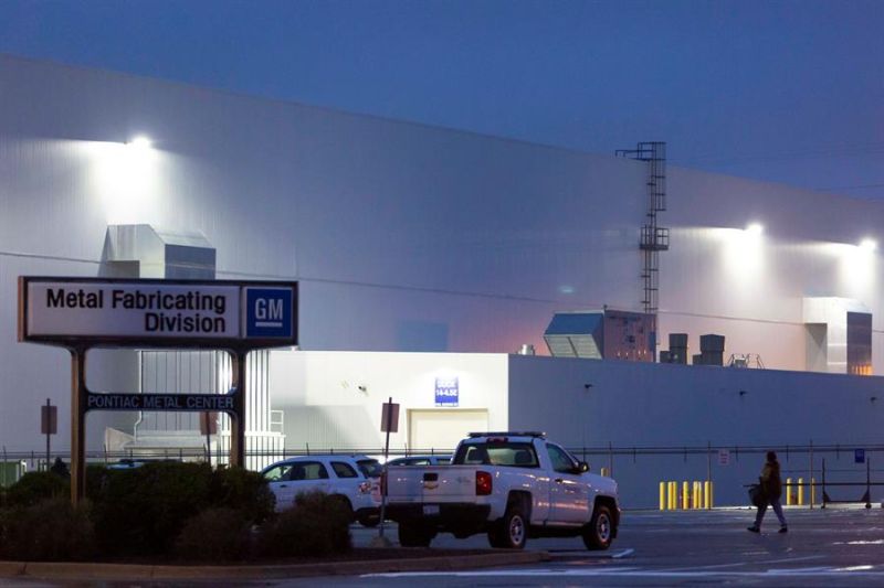 Fotografía de archivo de empleados que llegan a trabajar a la División de Fabricación de Metales de General Motors en Pontiac, Michigan, EE.UU. 