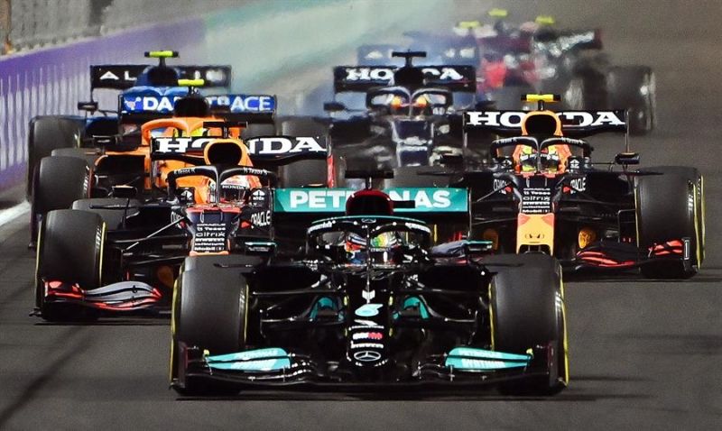 Adelante Lewis Hamilton (Mercedes) 01 - 051221