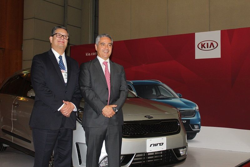 Oscar Albín, presidente de la Industria Nacional de Autopartes, INA y Horacio Chávez, director de Kia Motors México.
