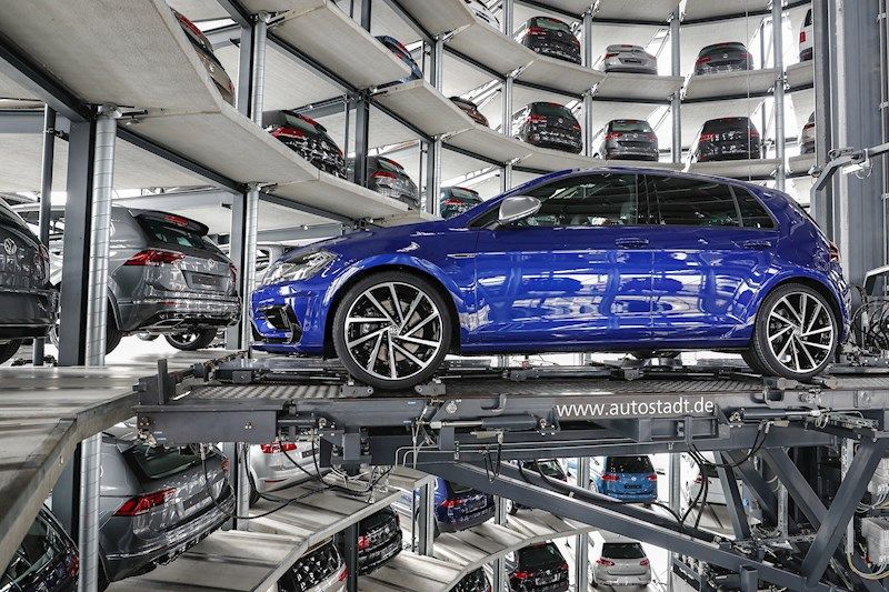 Vehículos del grupo Volkswagen son guardados en una de las dos torres de almacenaje del centro Autodstad en Wolfsburgo (Alemania)