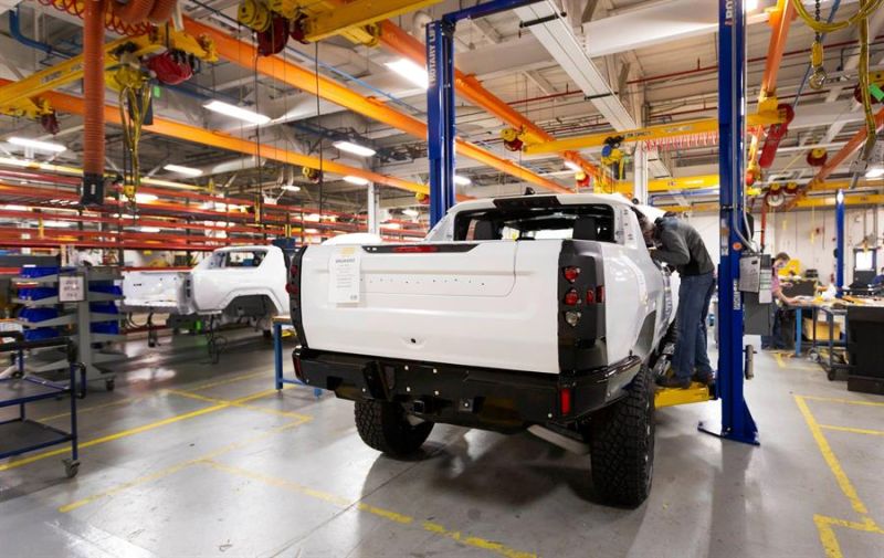 Fotografía cedida por General Motors (GMC) donde aparece un operario mientras trabaja en una unidad del nuevo Hummer EV (Vehículo eléctrico) en la plataforma de las instalaciones de la compañía en Milford, al norte de Michigan. 