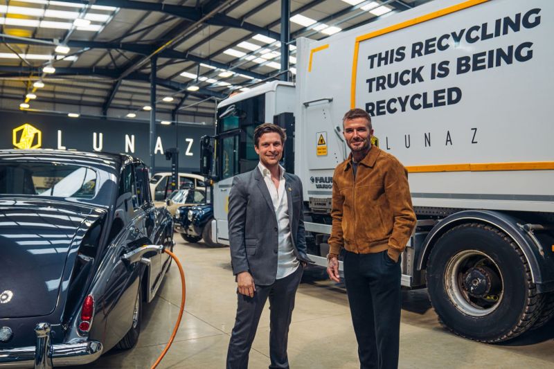 El inversionista de Lunaz, David Beckham, le regala a su hijo un Jaguar XK140 eléctrico de 1954 de Lunaz para celebrar su boda. 02 110422