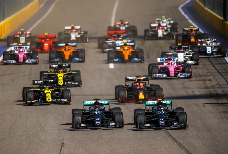 Lewis Hamilton (i) y Valtteri Bottas (d) lideran la carrera en un momento del Gran Premio de Rusia.