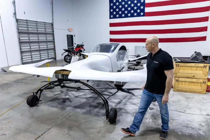 El fundador y director ejecutivo de Doroni Aerospace, Doron Merdinger, comprueba el prototipo de su avión eléctrico de despegue y aterrizaje vertical (eVOLT). EFE/EPA/CRISTÓBAL HERRERA-ULASHKEVICH 01 301023