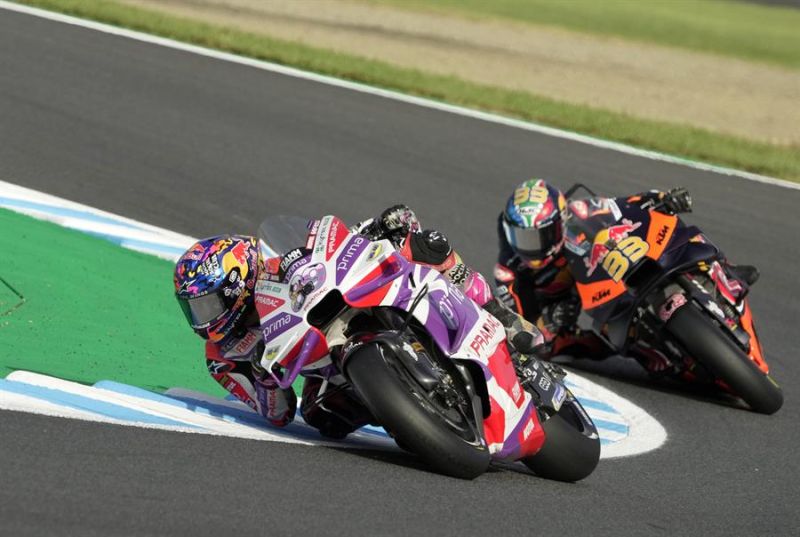 El español Jorge Martín (Ducati Desmosedici GP23) ha sumado su tercera victoria de la temporada al vencer un Gran Premio de Japón de MotoGP. EFE/EPA/KIMIMASA MAYAMA 01 011023