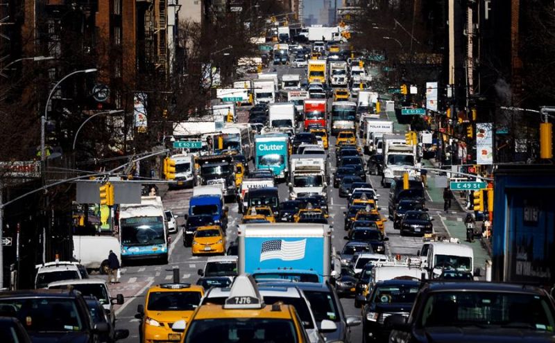 Fotografía de archivo en la que se registró una transitada avenida en Manhattan, Nueva York (NY, EE.UU.).  01 020822