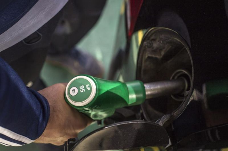 Un hombre se dispone a echar gasolina a su vehículo en una estación de servicio de Zaragoza, en una fotografía de archivo. 01 030622