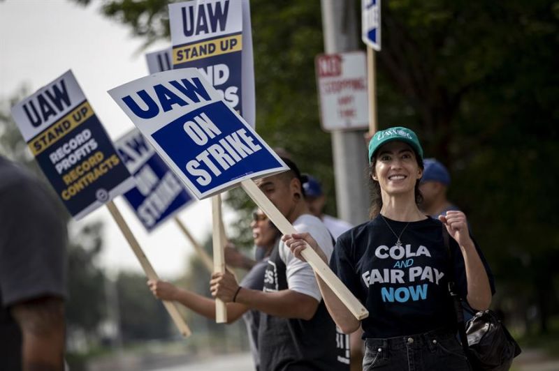 Personas que hacen parte del sindicato United Auto Workers (UAW) realizan una protesta como parte de una huelga, en una fotografía de archivo. EFE/ Etienne Laurent 01 301023