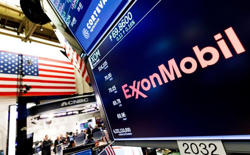 El logo de ExxonMobile en la Bolsa de Nueva York, en una fotografía de archivo. 01 290422