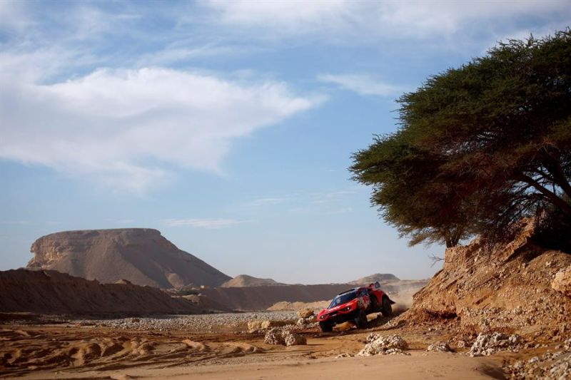 El francés Sebastién Loeb (Bahrain Raid Xtreme), en una de las etapas del Rally Dakar 2022.  01 - 090122