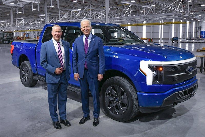 Fotografía cedida por Ford donde aparece su presidente ejecutivo, Bill Ford (i), mientras posa con el presidente, Joe Biden (d), frente a la "pickup" (camioneta) eléctrica F-150 Lightning el 18 de mayo de 2021 en Dearborn, Michigan (EE.UU.). EFE/Ford/Sam 