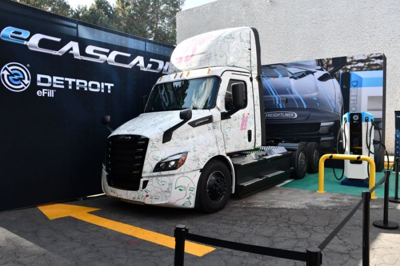 Daimler Truck México entrega el primer tractocamión eléctrico eCascadia a Terrestres Esteban 01 250124