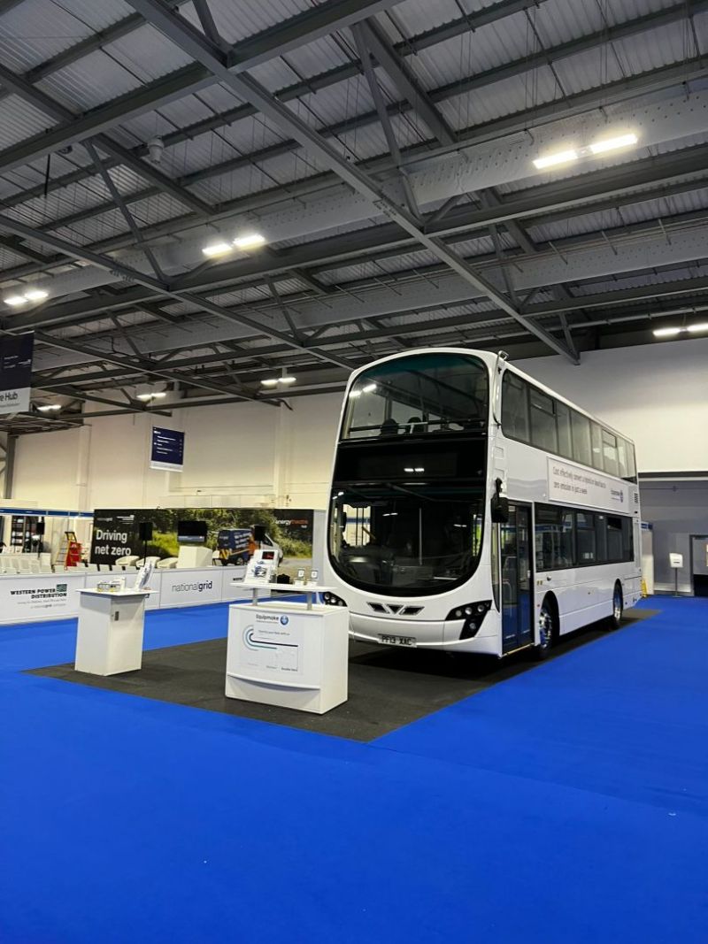 Equipmake presenta la tecnología de repotenciación de autobuses de dos pisos en ITT Hub 01 120522