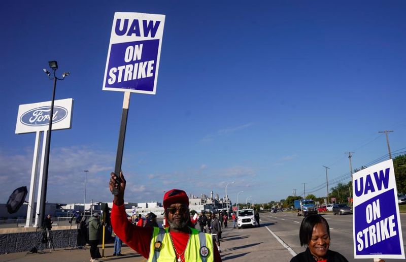 Miembros del sindicato United Auto Workers (UAW) se reúnen frente a la planta de ensamblaje de Ford, en Michigan, durante la huelga del sector del automóvil de Estados Unidos. EFE/Dieu-Nali Chery 01 121023