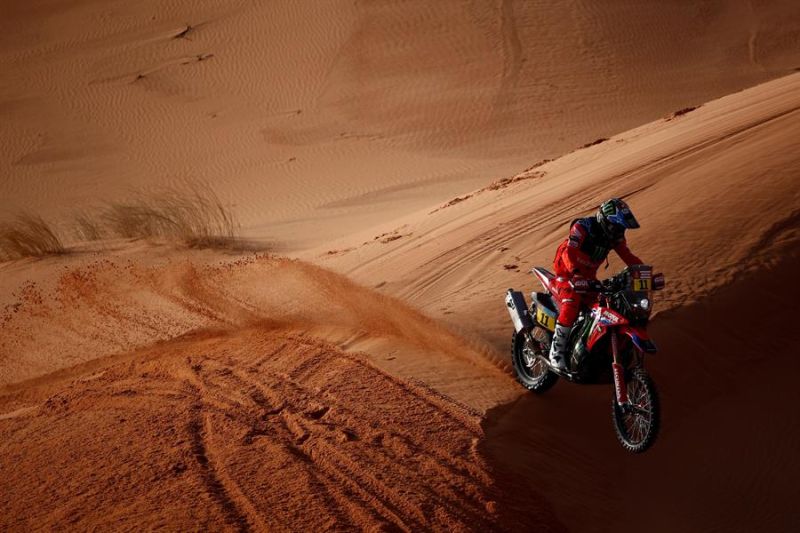 El chileno Nacho Cornejo (Honda), en una etapa del Rally Dakar 2022. 01 - 090122