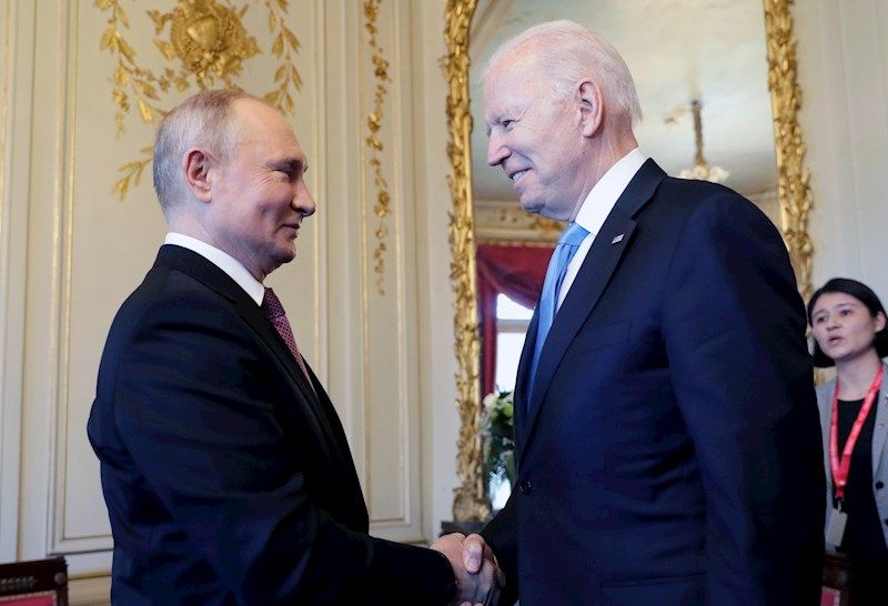 Los presidentes de Estados Unidos, Joe Biden, y de Rusia, Vladímir Putin, se saludan en el interior de Villa La Grange, en Ginebra, antes de comenzar su primera cumbre. EFE/EPA/MIKHAIL METZEL/SPUTNIK/KREMLIN / POOL