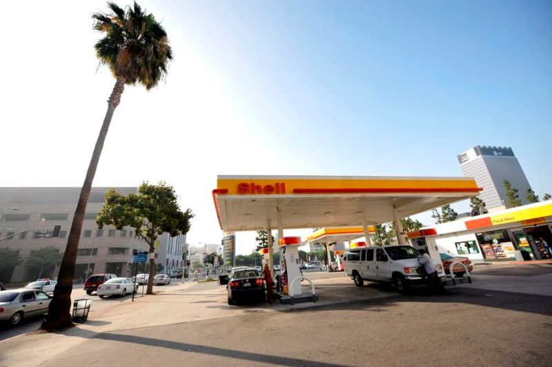 Fotografía de archivo de una estación de suministro de combustibles fósiles en Los Ángeles (California, EE.UU.). EFE/Andrew Gombert 01230525