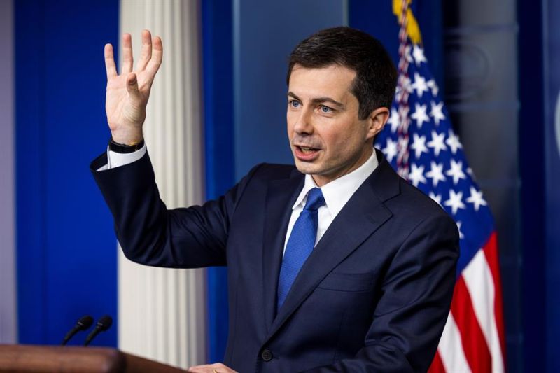 El secretario de Transporte estadounidense, Pete Buttigieg, habla en rueda de prensa, este 8 de noviembre de 2021, en la Casa Blanca, Washington.