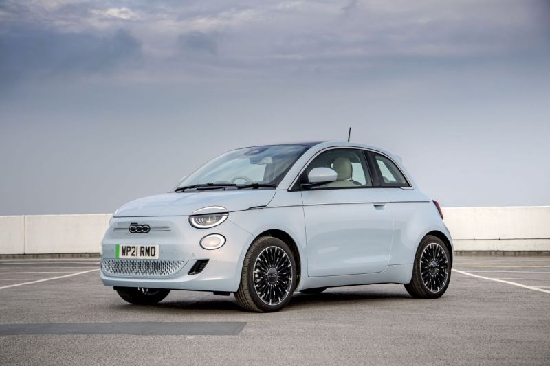 El nuevo Fiat 500 retiene el título en What Car? Premios de coches eléctricos 2022 01 310822