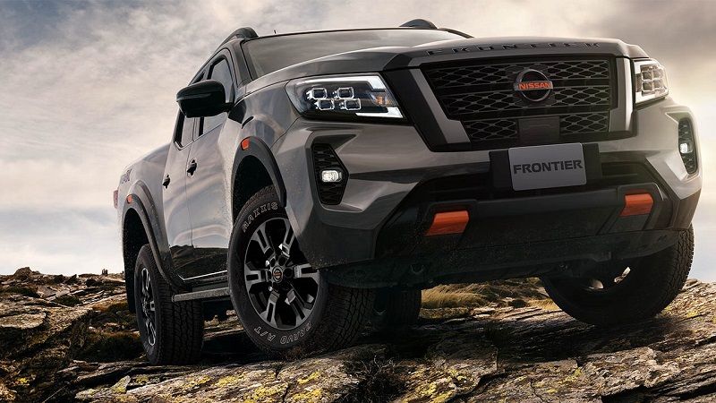  La versión insignia PRO-4X, pensada para los amantes de la aventura, manejo Off-Road y deportes extremos.  