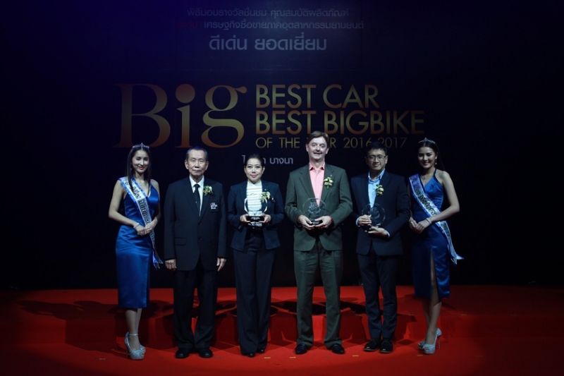 Los directivos de Nissan en Tailandia recibieron los premios a los distintos modelos otorgados por Yan Yont Square Group en Tailandia.