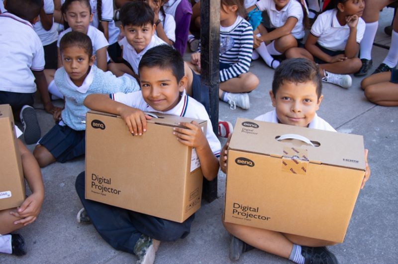 Contecon Manzanillo entregó equipamiento a instituciones educativas de nivel básico de Cuyutlán, Armería, para fortalecer el desarrollo educativo en la comunidad. 01 060524