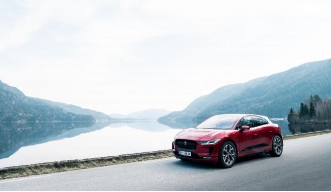 TAXIS ELÉCTRICOS JAGUAR I-PACE ESTRENAN EL PRIMER SISTEMA DE CARGA INALÁMBRICA DE ALTA POTENCIA DEL MUNDO