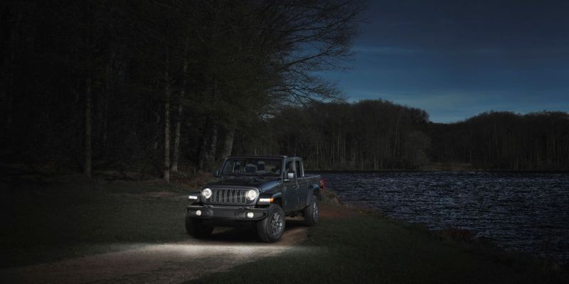 Jeep® Gladiator Dark Sky revelado con un aspecto imponente, un valor impresionante 01220525