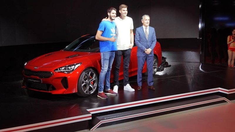 Jugadores de la NBA y Kia en el Salón del Automóvil de Barcelona 2017