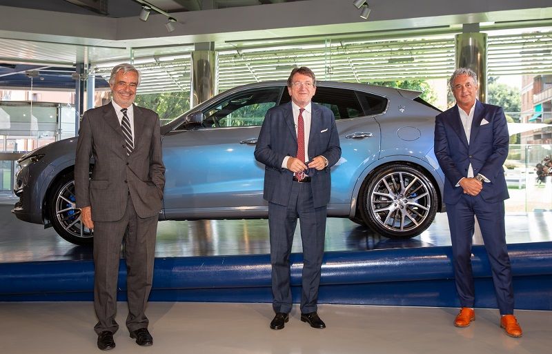 De Izquierda a derecha: Paolo Glisenti-Comisario General de Italia para la Expo 2020 de Dubai, Gian Carlo Muzzarelli-Alcalde de Módena, Davide Grasso-Consejero Delegado de Maserati