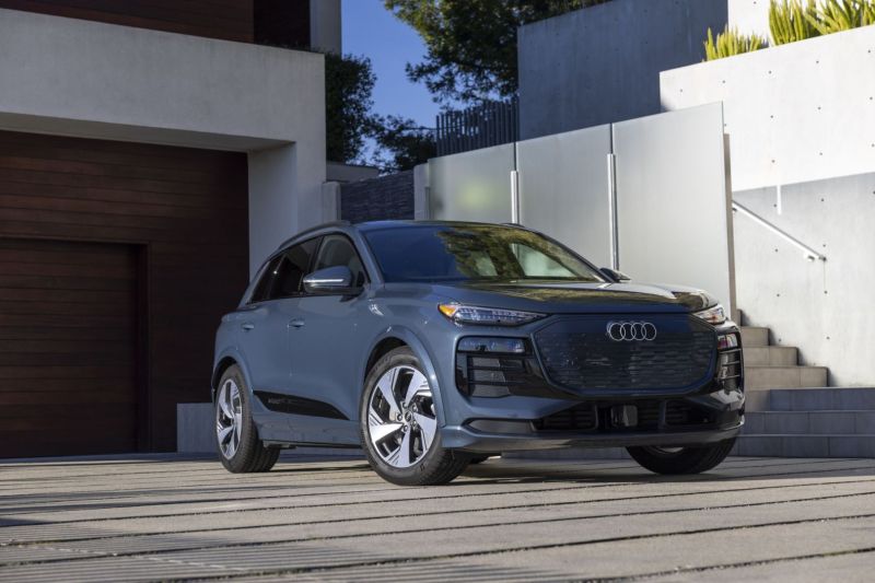 Audi Q6 e-tron 2025 en azul plasma 01120525