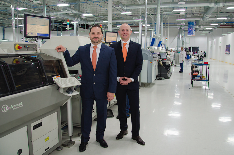 Sergio de los Santos, director heneral, Planta OSRAM Monterrey y Markus Scheitzach, CFO de Sistemas digitales de OSRAM
