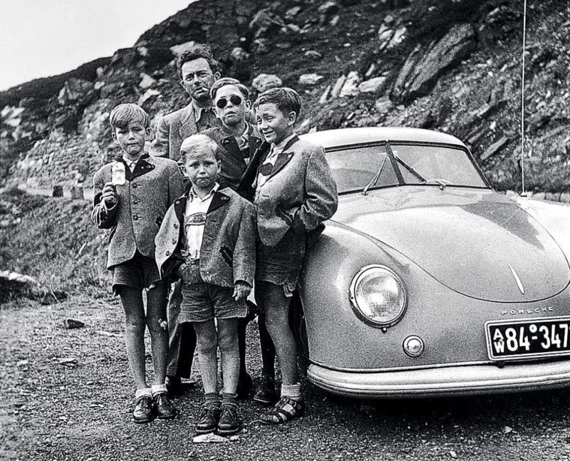 1950. Wolfgang Porsche (delante) a los siete años delante de un 356 Coupé, con su padre ‘Ferry’ y sus hermanos Hans-Peter (izquierda), Gerhard (derecha) y Ferdinand Alexander (con lentes de sol)